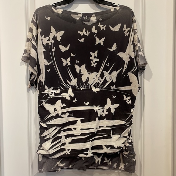 Ladies top. - Picture 4 of 4